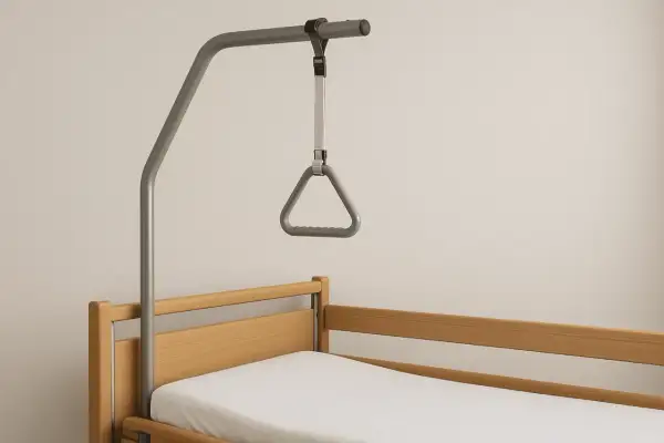 Bettgalgen mit Griff über einem Krankenbett. Ein wichtiges Hilfsmittel, das oft von der Krankenkasse übernommen wird.