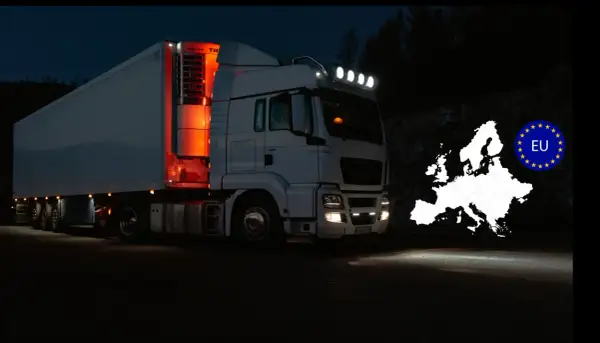 Camion blanc la nuit, éclairage LED, avec carte de l'Europe et drapeau UE. Respect de la réglementation éclairage poids lourds.
