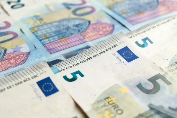 Zbliżenie na banknoty euro o nominałach 5 i 20.
