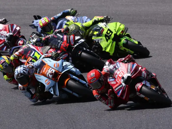 Motociclistas en plena carrera en Mugello, ¡los horarios de MotoGP son emocionantes!