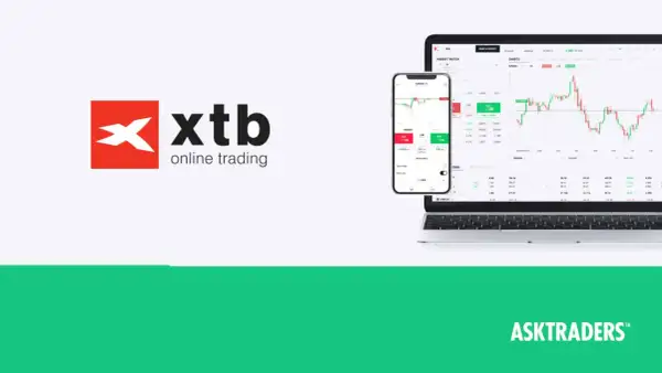 Logo XTB i ekrany laptopa i telefonu z wykresem giełdowym pokazują, na czym zarabia XTB – na handlu online.