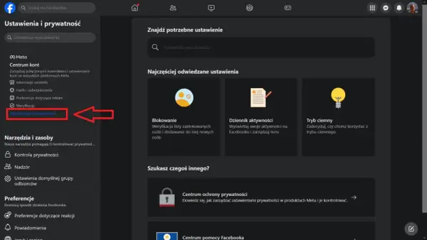 Zrzut ekranu z ustawieniami Facebooka, pokazujący opcję "Zobacz więcej w Centrum kont", która jest kluczowa, by dowiedzieć się, jak wylogować się z fb na innych urządzeniach.