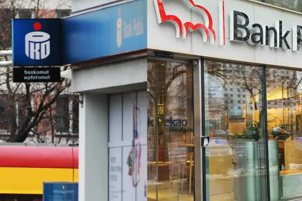 Logo PKO i napis Bank Pekao. Czy PKO i Pekao to to samo? Nie, to dwa różne banki.