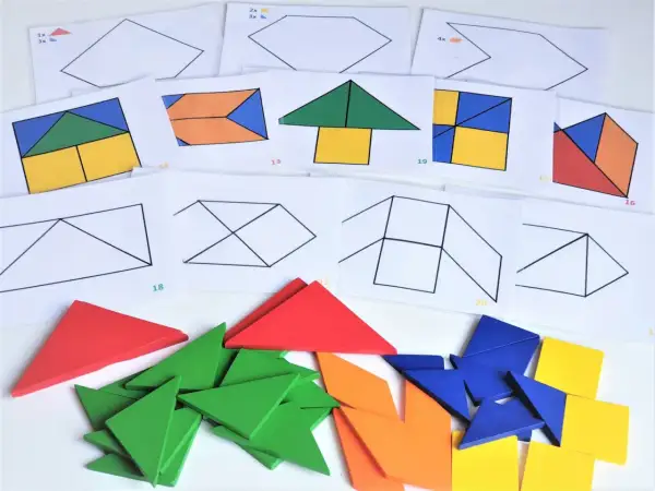 Kolorowe klocki tangram i karty z różnymi tangram wzory do układania.