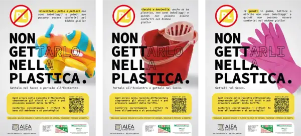 Tre poster informativi sulle corrette divisioni raccolta differenziata: giocattoli, secchi e guanti non vanno nella plastica.
