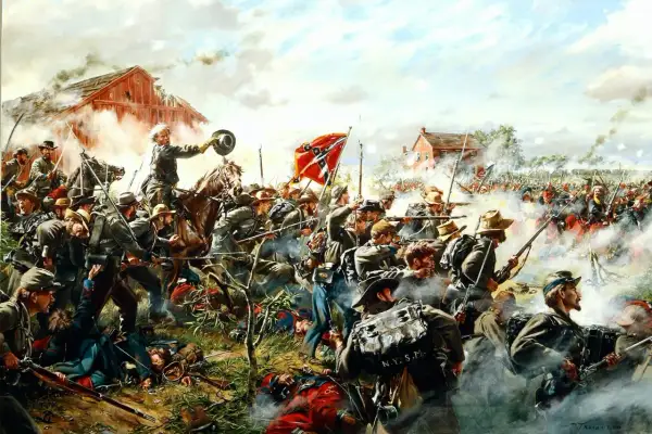 Intens strid under slaget vid Gettysburg. Soldater i uniformer kämpar med gevär och bajonetter, medan rök och damm fyller luften. En officer på häst höjer sin hatt.