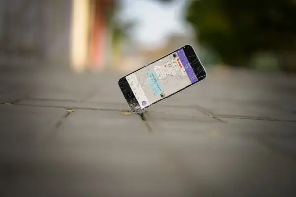 Rozbity telefon leży na chodniku. Wypalony ekran pokazuje ostatnią rozmowę: "Czy właśnie zerwałaś ze mną?".