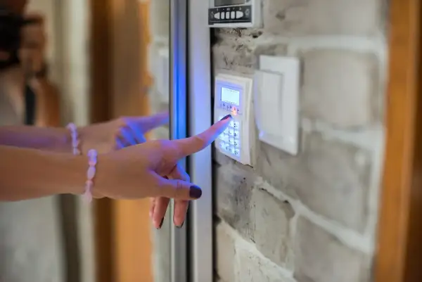Main tenant active le système d'alarme de sa maison, espérant éviter un cambriolage.