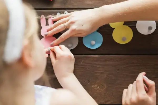 Sensoryczne zabawki dla 2 latka, które rozweselą i stymulują malucha