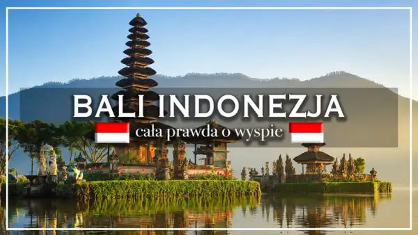 Bali, Indonezja: czy warto? Wspaniała świątynia na wodzie, flagi Indonezji i krajobraz.