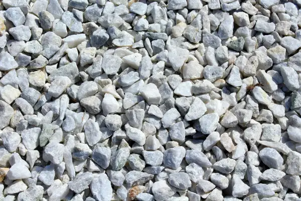 Białe, nieregularne kamienie, idealne na podjazd. Zastanawiasz się, ile kosztuje tona kruszywa betonowego?