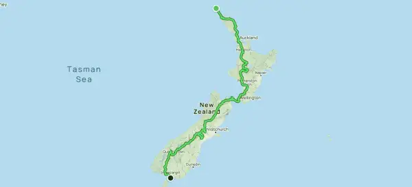 Karte von Neuseeland mit dem Te Araroa Wanderweg, der sich von Nord nach Süd schlängelt.