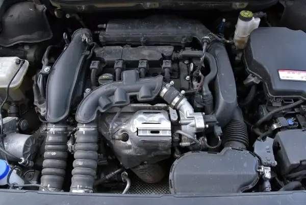 Silnik Peugeot 508 po teście. Widoczne przewody, turbosprężarka i elementy układu dolotowego.