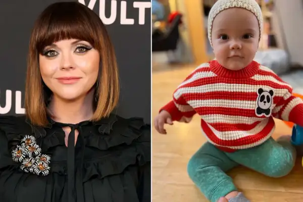 Czy Cleo ma dzieci? Na zdjęciu aktorka Christina Ricci i jej synek w sweterku w paski z pandą.