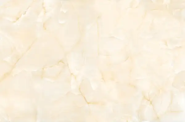 Superficie in marmo beige con venature dorate, ideale per scoprire come pulire il marmo poroso e mantenerlo splendente.