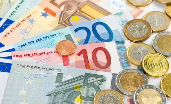 Euro banknoty i monety, w tym 1 cent. Malta, jako członek strefy euro, używa tej waluty.