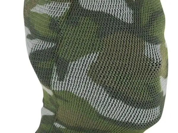 Máscara de camuflaje con rayas militares en la cara, ideal para mimetizarse en entornos boscosos.