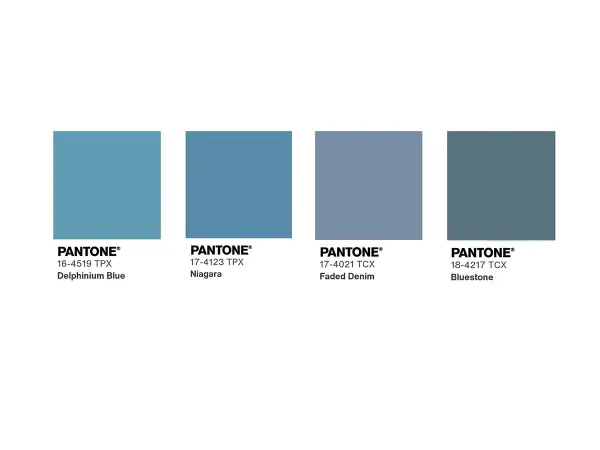Quattro campioni di colore Pantone: Delphinium Blue, Niagara, Faded Denim e Bluestone, tonalità di avio colore che evocano il cielo e il mare.