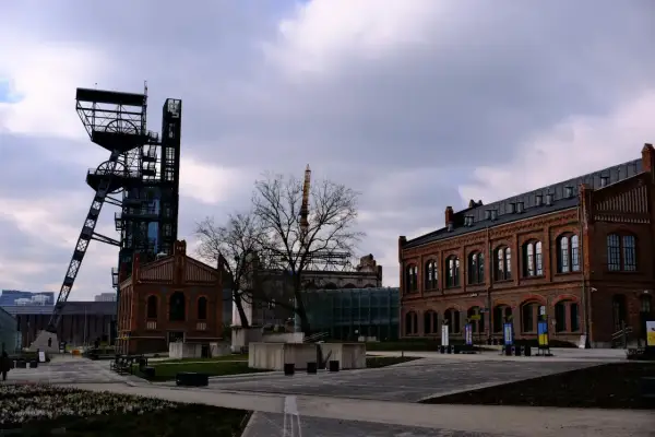 Industrialny krajobraz Katowic, wieża szybu kopalnianego i ceglane budynki tworzą niepowtarzalny klimat. Idealne miejsce na weekend w Katowicach.