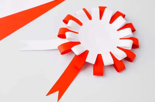 Gotowy do przedszkolnego świętowania? Biało-czerwony kotylion, idealny szablon do ozdobienia!