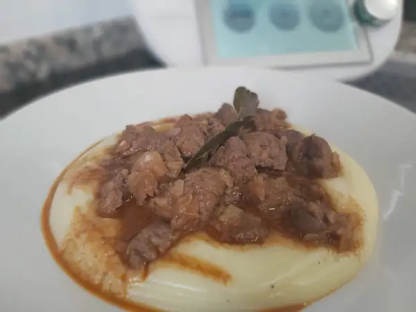 Delicioso hígado encebollado hecho en Thermomix, servido sobre puré cremoso.
