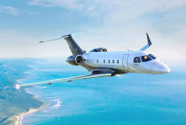 Ein modernes Privatflugzeug fliegt über dem Meer. Die Frage, wie viel kostet ein Passagierflugzeug, ist komplex, aber dieses Modell ist ein Luxusgut.