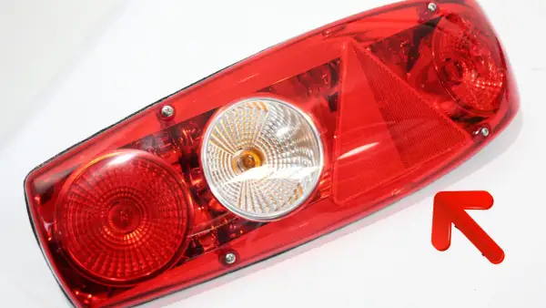 Luz trasera roja con reflectores. El triángulo rojo es un catadioptrico, esencial para la seguridad vial.