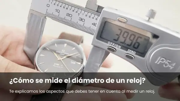 Un calibrador digital mide el diámetro de un reloj, mostrando 39.96 mm. Aprende cómo se mide la esfera de un reloj.