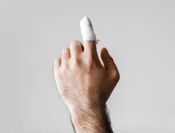 Dito con benda, forse un dito amputato dopo un incidente.