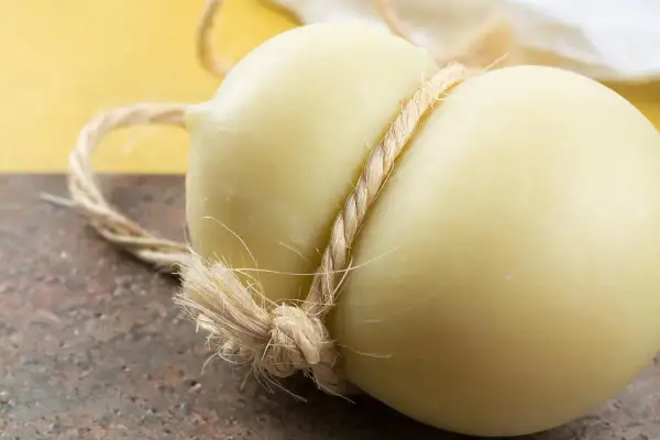 Forma a pera e corda che lo lega: ecco perchè si chiama caciocavallo, un formaggio dal sapore unico.
