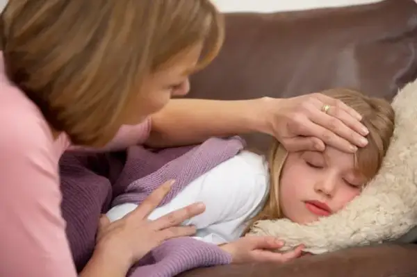 Jak prawidłowo ubrać dziecko gdy ma gorączkę - sprawdzone porady pediatrów