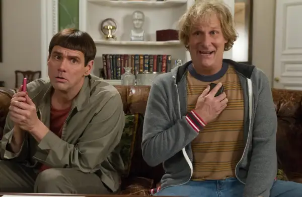 Jim Carrey och Jeff Daniels i en scen från filmer med Jim Carrey. De sitter på en soffa, båda med förvånade miner.
