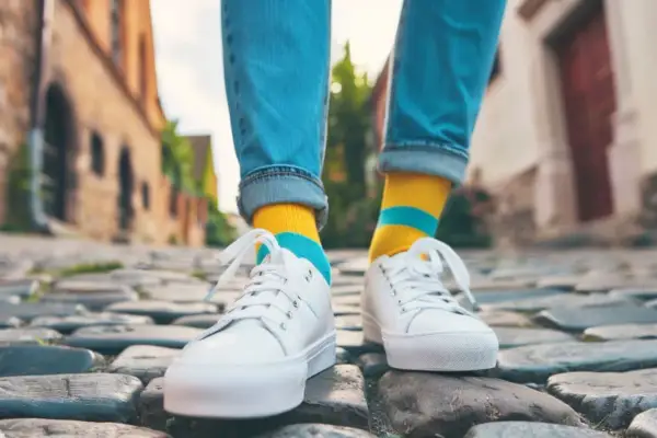 Jak dobrać skarpetki do sneakersów? Stylowe porady i triki