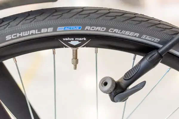 Fietspomp bevestigd aan ventiel voor meer druk voorwielen. Schwalbe Road Cruiser band.