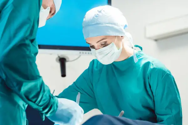 Chirurg wykonuje zabiegi dermatologiczne, skupiony na pracy.