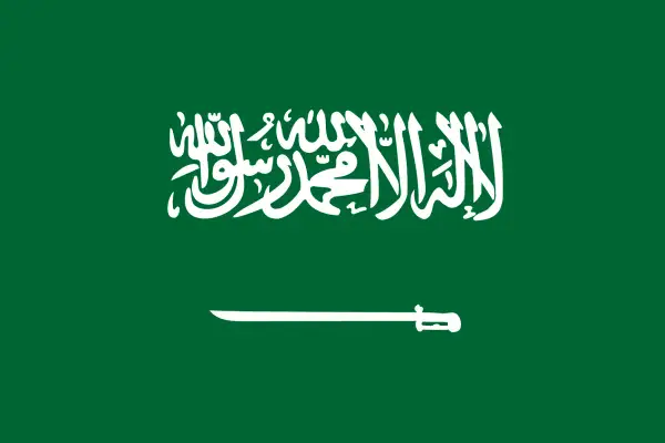 Flaga Arabii Saudyjskiej z napisem po arabsku i szablą. Planujesz podróż? Sprawdź wymagania dotyczące wizy do Arabii Saudyjskiej.