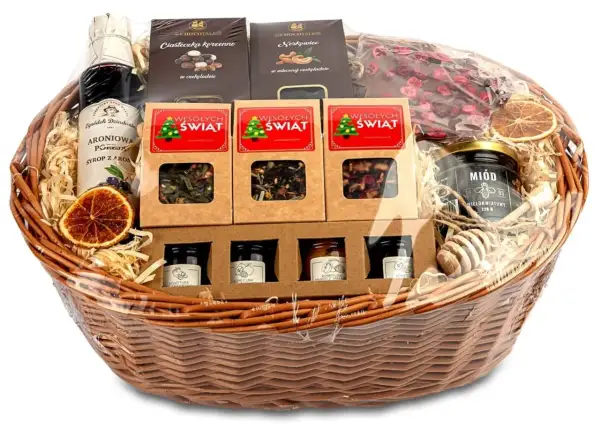 Wesołych Świąt! Kosz prezentowy świąteczny pełen słodkości: syrop aroniowy, miód, konfitury, herbaty i czekoladki.