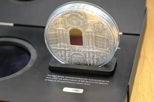 Srebrna moneta kolekcjonerska z Palauan, z bogatym zdobieniem. Zastanawiasz się, ile kosztuje 1 kg srebra 999? Ta moneta to dowód na wartość kruszcu.