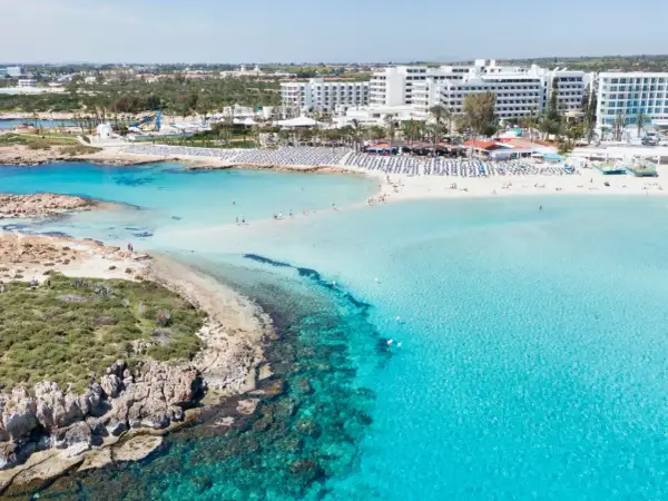 Piękne plaże i hotele na Cyprze. Sprawdź aktualne ceny i zaplanuj wymarzone wakacje!