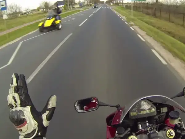 Jazda motocyklem, mijamy żółty pojazd trójkołowy. Co to znaczy lwg? To pytanie zadaje sobie wielu kierowców.