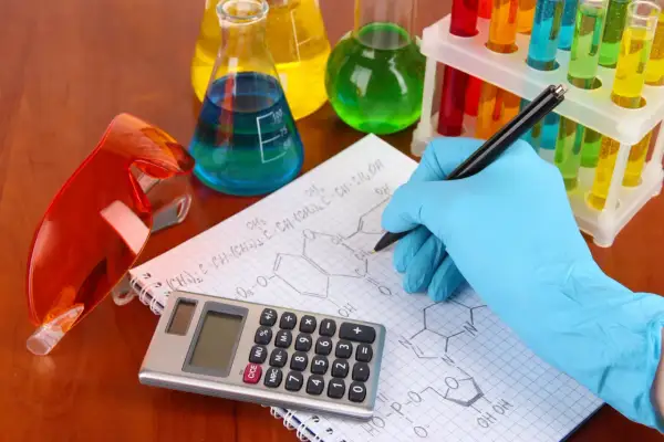 Ile kosztują korepetycje z chemii? Ceny w Polsce i jak zaoszczędzić
