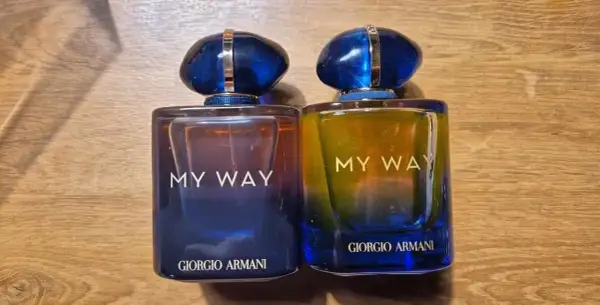 Dwa flakony perfum Giorgio Armani My Way 100ml, jeden z płynem w odcieniach niebieskiego i fioletu, drugi z płynem w odcieniach żółci i pomarańczy.