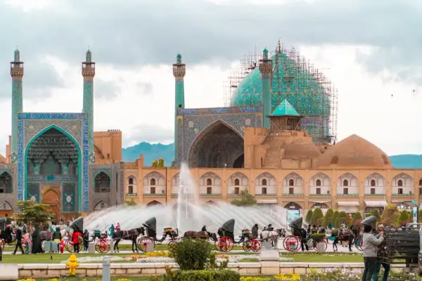 Iran co zobaczyć: Plac Imama w Isfahanie z meczetami, fontannami i dorożkami. Wspaniałe widoki!