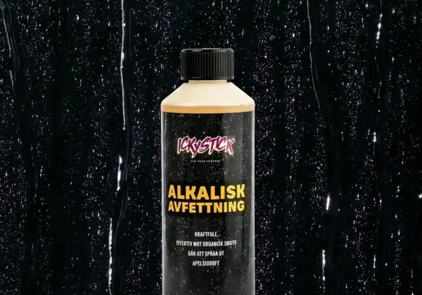 En flaska Ickystick Alkalisk Avfettning mot organisk smuts. Ett kraftfullt alternativ till kallavfettning.