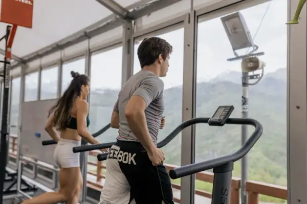 Cardio na bieżni: Jak spalać kalorie i poprawić kondycję?