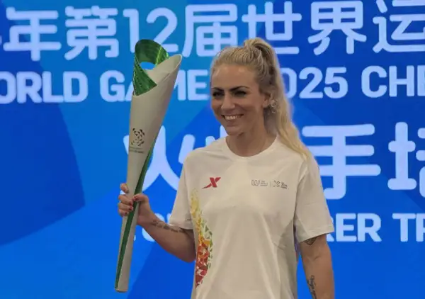 Sofia Olofsson håller facklan för World Games 2025 i Chengdu.
