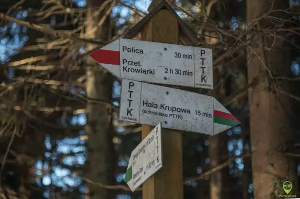 Rozdroże szlaków PTTK. Wskazówki kierują do Hali Krupowej (15 min), Przełęczy Krowiarki (2h 30 min) i Policy (30 min).