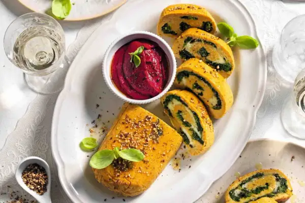 Rotolo di legumi con spinaci e salsa di barbabietola, un'idea gustosa per le tue ricette con legumi.