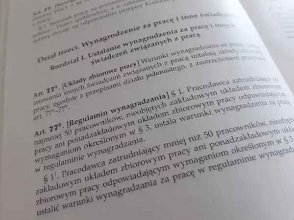 Tekst prawny omawiający ustalanie wynagrodzenia za pracę i inne świadczenia. Zawiera artykuły dotyczące układów zbiorowych pracy oraz regulamin wynagradzania.