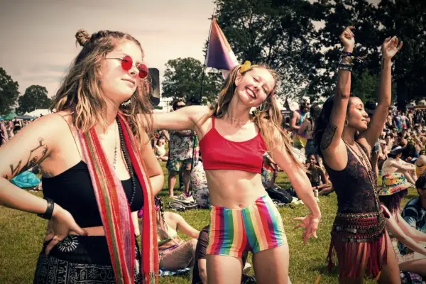Radosne dziewczyny na festiwalu, bawiące się w rytm muzyki. To właśnie co to są juwenalia – czas beztroski i zabawy!